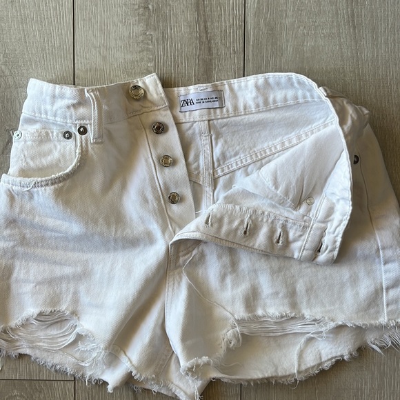 ZARA WHITE HIGH RISE BUTTON FLY JEAN SHORT SIZE 4 WORN ONCE PRISTINE - Picture 6 of 6